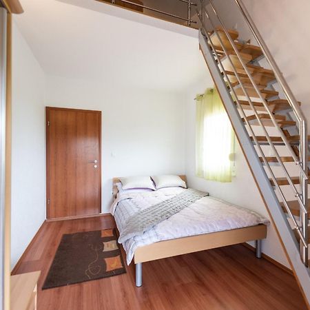 Apartments Karen Винишче Экстерьер фото