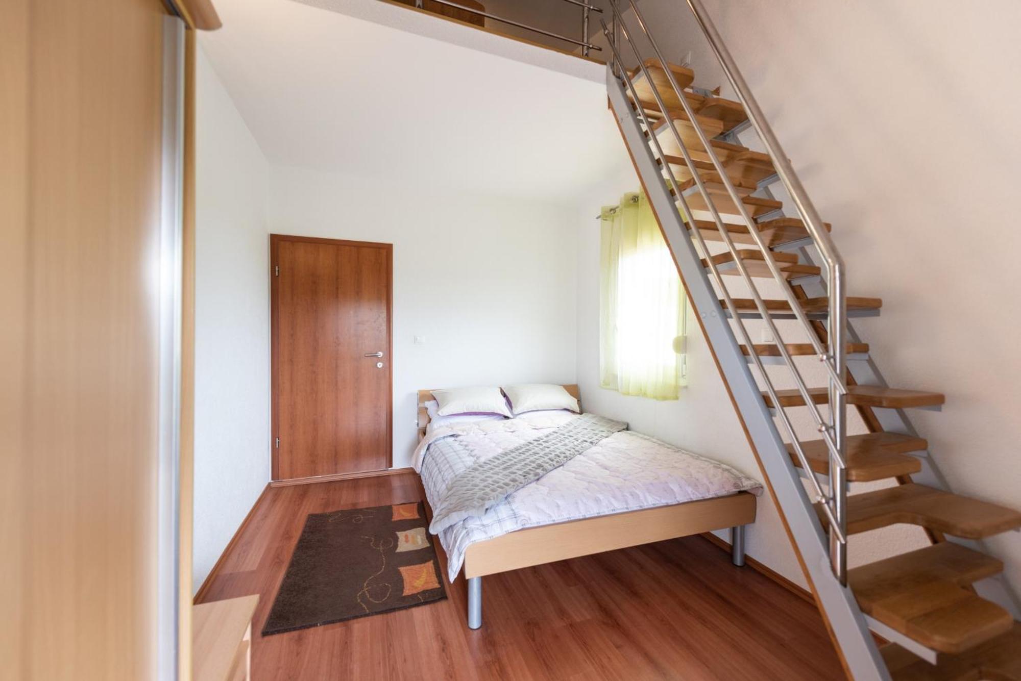Apartments Karen Винишче Экстерьер фото
