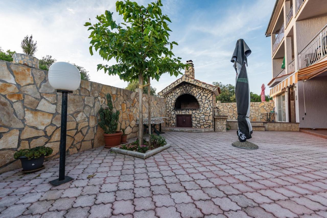 Apartments Karen Винишче Экстерьер фото
