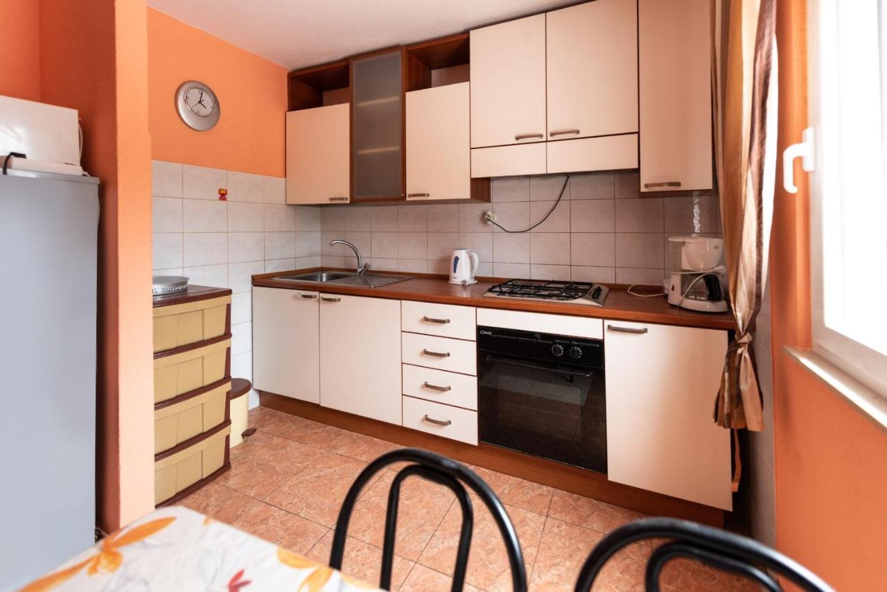 Apartments Karen Винишче Экстерьер фото