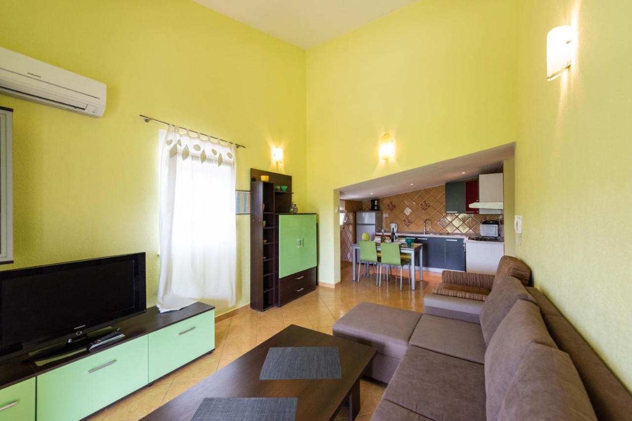 Apartments Karen Винишче Экстерьер фото