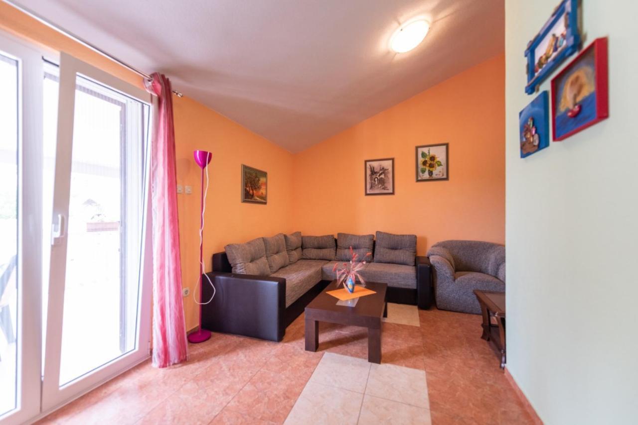 Apartments Karen Винишче Экстерьер фото